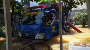 Read more about the article Anak Sungai Cinambo Meluap, Perumahan Adipura Bandung Terendam Banjir