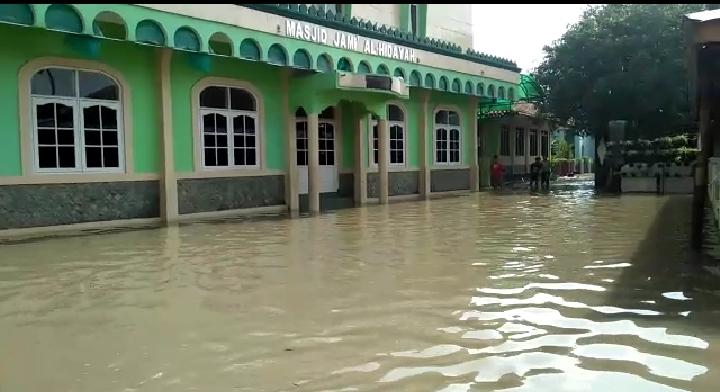 You are currently viewing Sungai Cinambo Tersumbat, Banjir Rendam Ratusan Rumah di Derwati