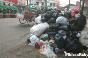 Read more about the article Minim Sarana dan Prasarana Kebersihan, Tumpukan Sampah Jadi Pemandangan Lumrah di Bandung