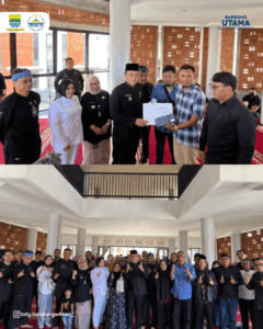 Read more about the article Kegiatan Penyerahan KK, KTP, dan KIA Di RW 11 Rumah Deret Kelurahan Tamansari