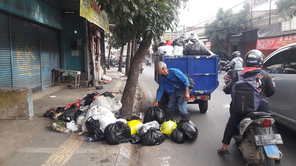 Read more about the article Petugas Sampah Trotoar Jalan Cibaduyut: Saya Merasa Kerepotan!