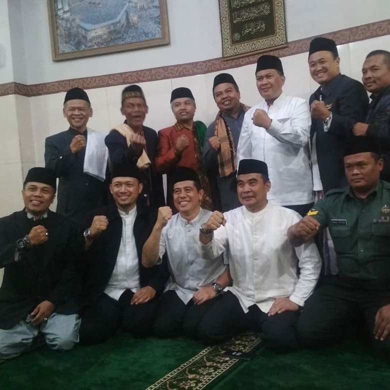 You are currently viewing Giat Camat cibeunying kaler (Drs. Suardi) mengikuti kegiatan Shubuh Keliling di Mesjid Khoiriyah Kelurahan Cigadung yang di Hadiri oleh Wali Kota Bandung