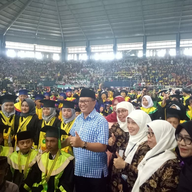 You are currently viewing Giat Camat mendampingi Bapak Wali Kota Bandung H. Oded Mohamad Danial, S.A.P. dalam acara Wisuda Akbar ke V Diniyah Takmiliyah awaliyah se-kota bandung di Gor Citra Arena kelurahan Neglasari 