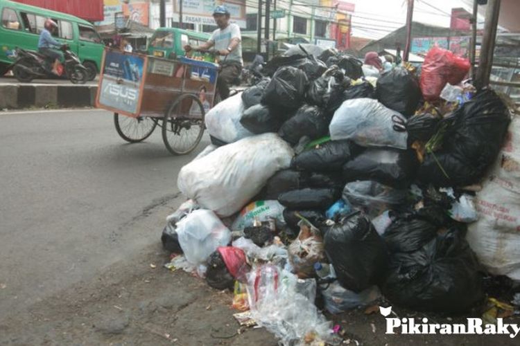 You are currently viewing Minim Sarana dan Prasarana Kebersihan, Tumpukan Sampah Jadi Pemandangan Lumrah di Bandung