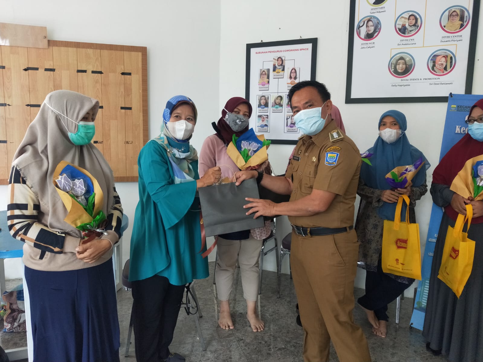 Pelatihan "COOKIES BOUQUET" ,di Coworking Kec.Rancasari bersama camat dan kasi Ekbang Rancasari dan juga pendamping CWS Disbudpar Kota Bandung, Senin 8 November