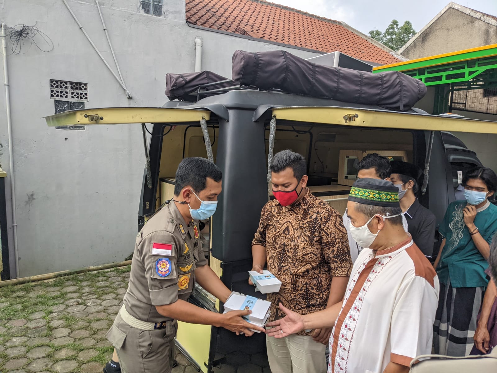 Melaksanakan Jumat berkah dengan membagikan nasi kotak, di Masjid Al Bayyinah RW 02 Kelurahan Cipamokolan, Jumat 12 November 2021