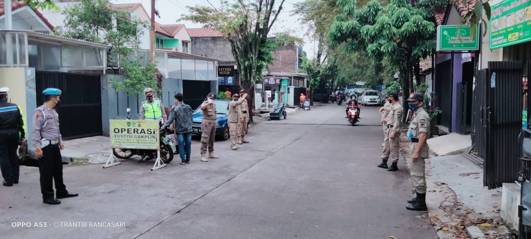 Pelaksanaan Razia masker bagi pengendara roda dua dan empat, dalam rangka memutus rantai penularan Covid 19 Oleh satuan linmas dan polsek Rancasari Kamis 11 November 2021.