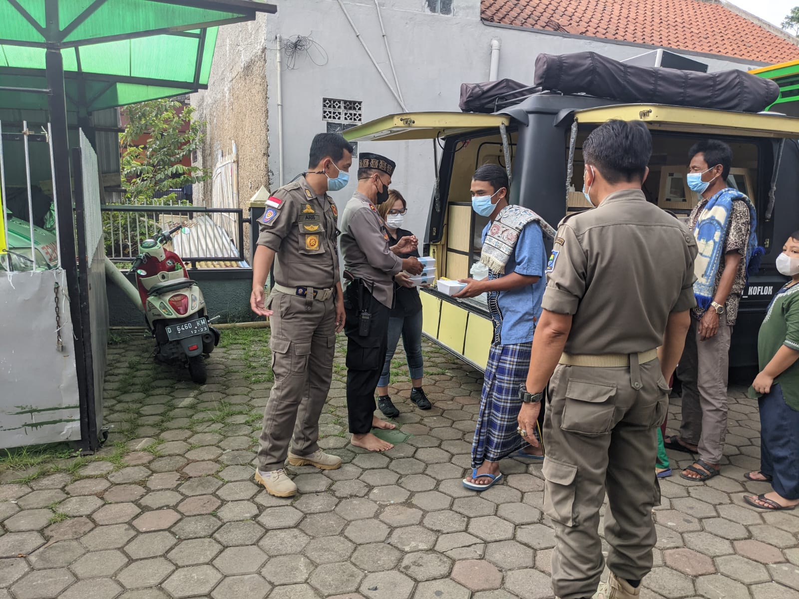 Melaksanakan Jumat berkah dengan membagikan nasi kotak, di Masjid Al Bayyinah RW 02 Kelurahan Cipamokolan, Jumat 12 November 2021