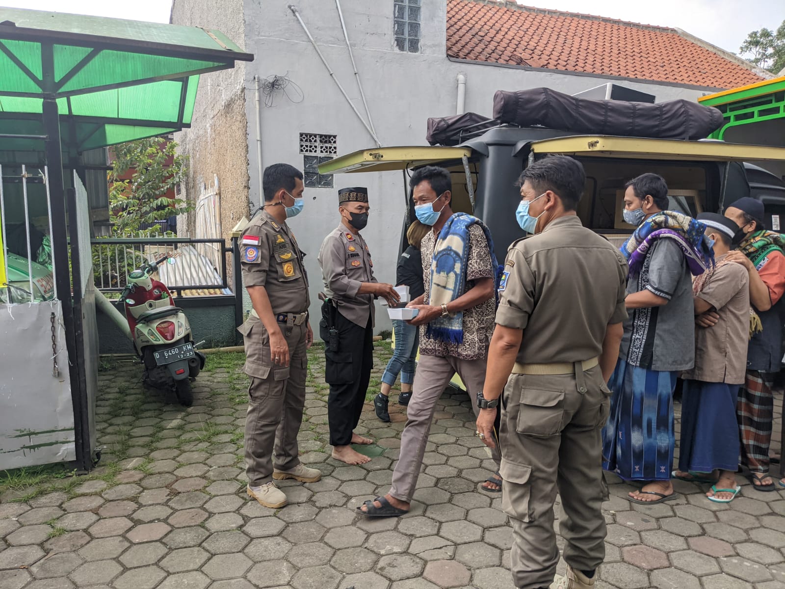 Melaksanakan Jumat berkah dengan membagikan nasi kotak, di Masjid Al Bayyinah RW 02 Kelurahan Cipamokolan, Jumat 12 November 2021