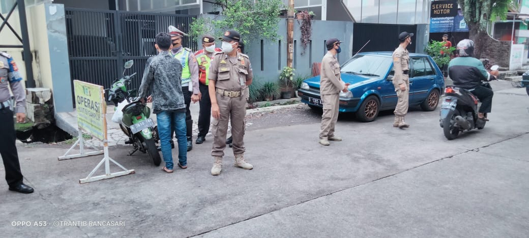 Pelaksanaan Razia masker bagi pengendara roda dua dan empat, dalam rangka memutus rantai penularan Covid 19 Oleh satuan linmas dan polsek Rancasari Kamis 11 November 2021.