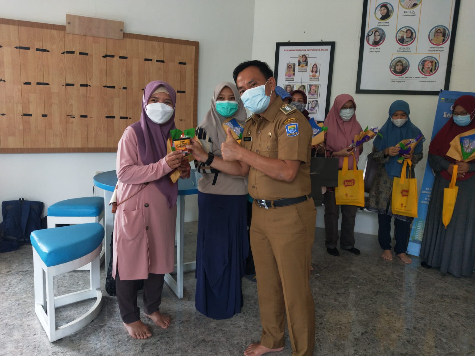Pelatihan "COOKIES BOUQUET" ,di Coworking Kec.Rancasari bersama camat dan kasi Ekbang Rancasari dan juga pendamping CWS Disbudpar Kota Bandung, Senin 8 November