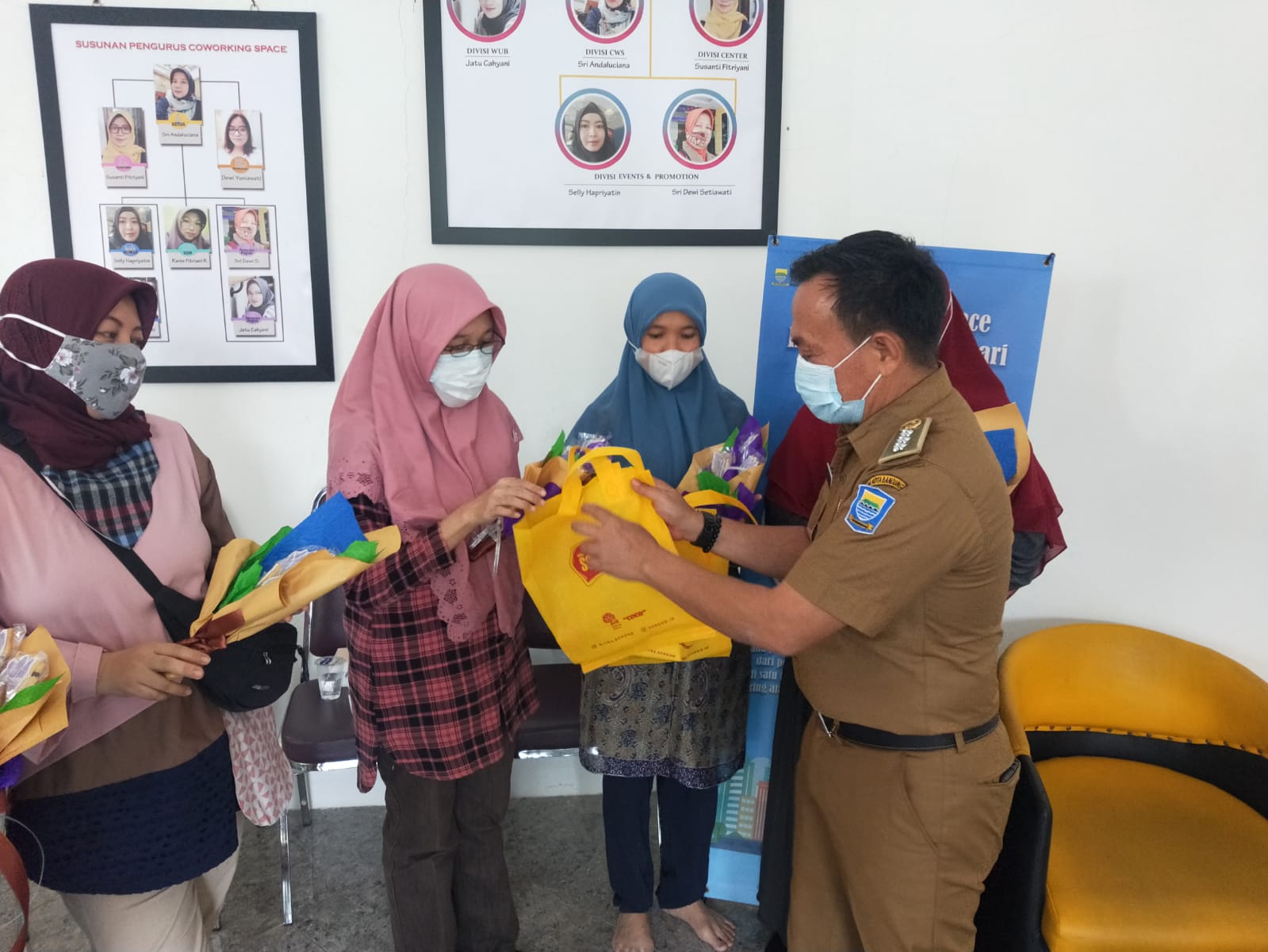 Pelatihan "COOKIES BOUQUET" ,di Coworking Kec.Rancasari bersama camat dan kasi Ekbang Rancasari dan juga pendamping CWS Disbudpar Kota Bandung, Senin 8 November