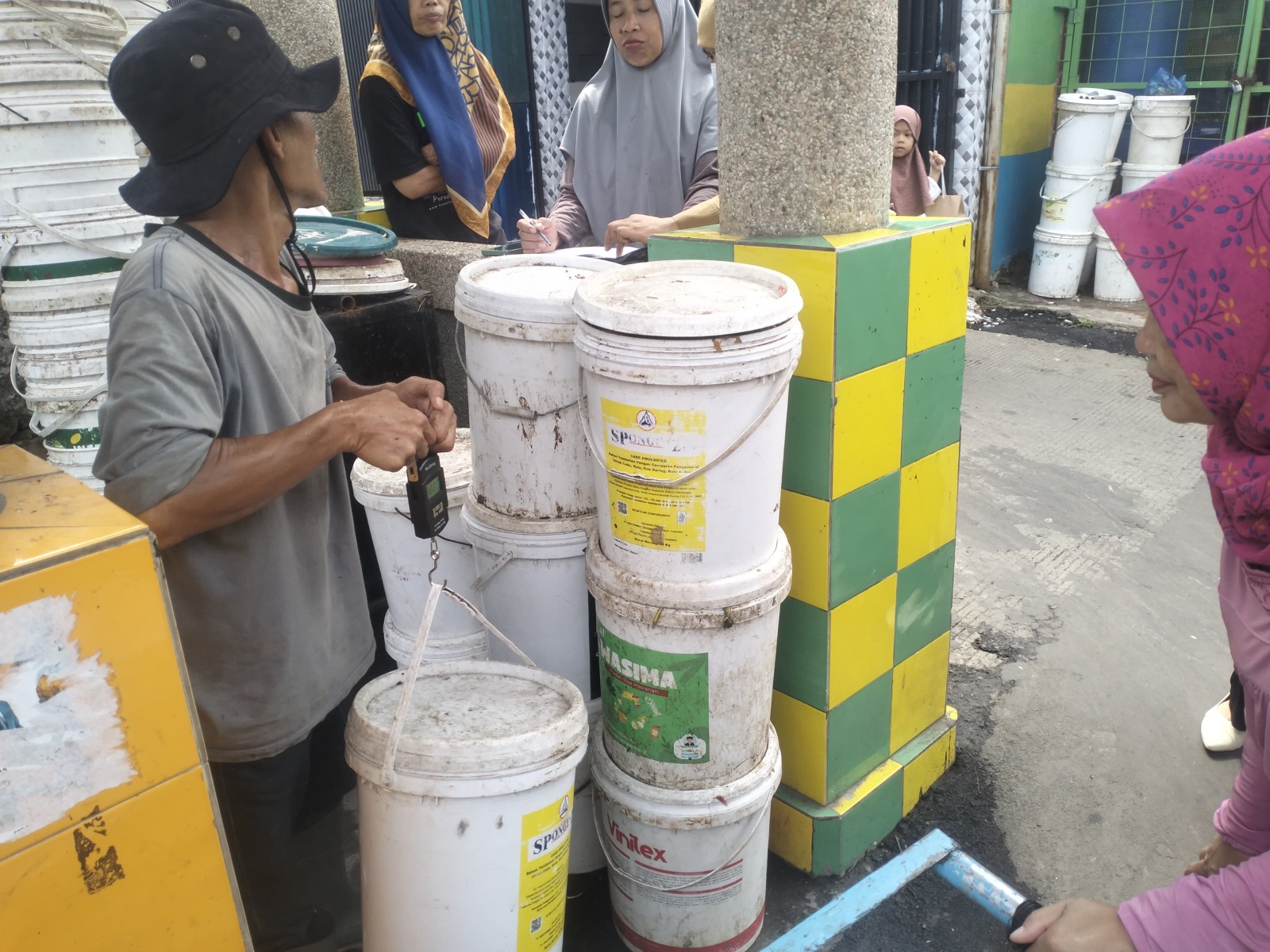 3) Pengumpulan di Titik Kumpul dan Ditimbang (5)