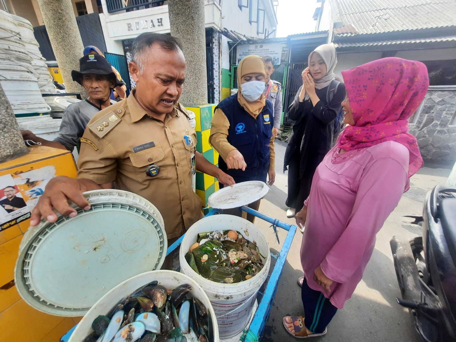 3) Pengumpulan di Titik Kumpul dan Ditimbang (6)