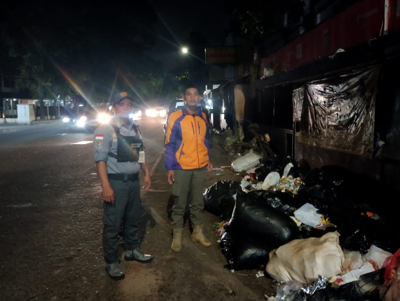 8) Monitoring dan Pencegahan Pembuangan Sampah di JL Ahmad Yani oleh Piket Sat Linmas Cicadas Babinsa dan Binmaspol (1)