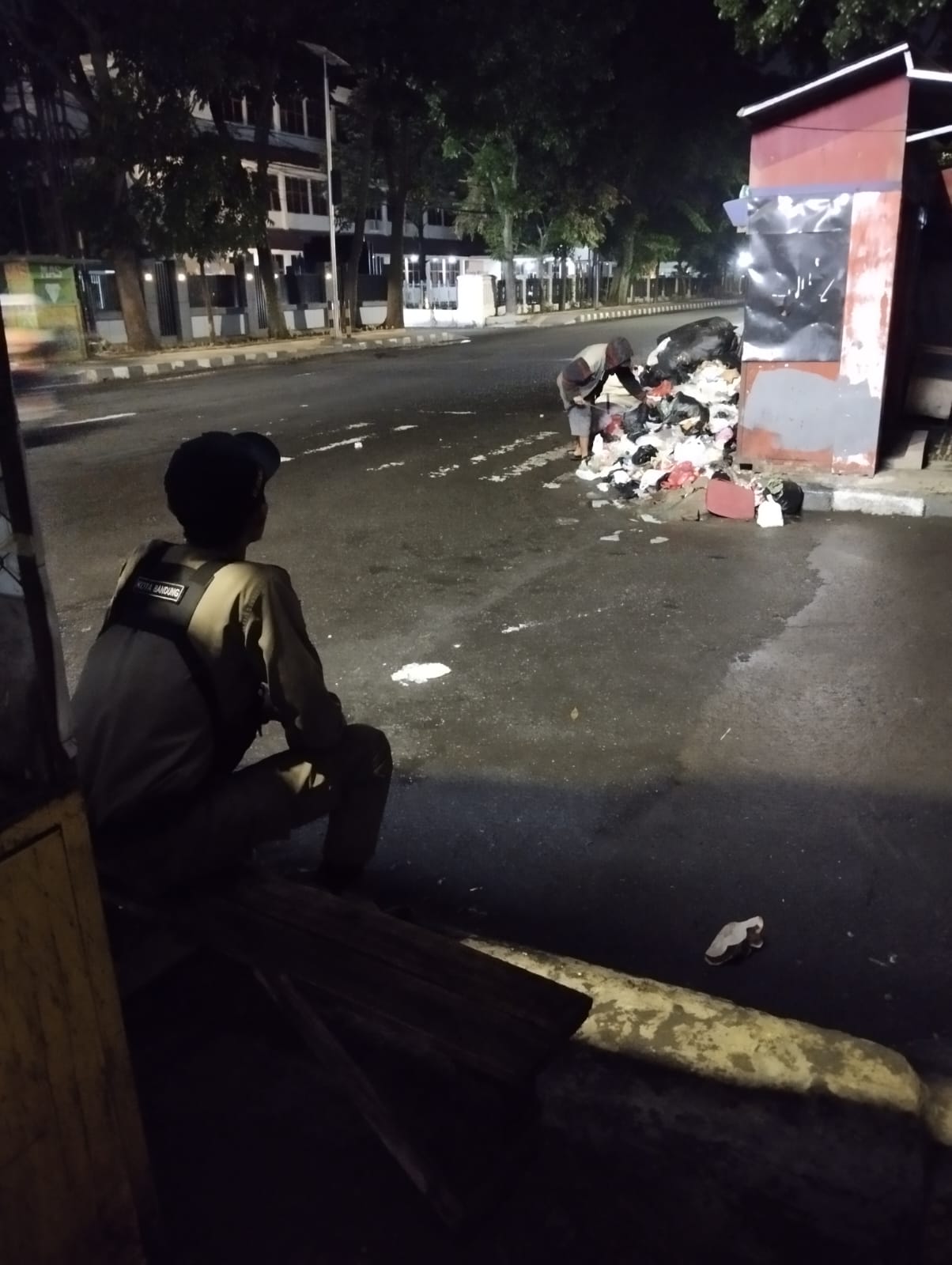 8) Monitoring dan Pencegahan Pembuangan Sampah di JL Ahmad Yani oleh Piket Sat Linmas Cicadas Babinsa dan Binmaspol (10)