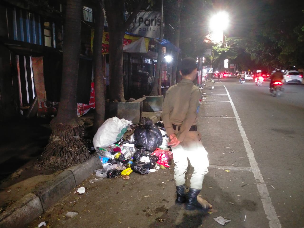 8) Monitoring dan Pencegahan Pembuangan Sampah di JL Ahmad Yani oleh Piket Sat Linmas Cicadas Babinsa dan Binmaspol (11)