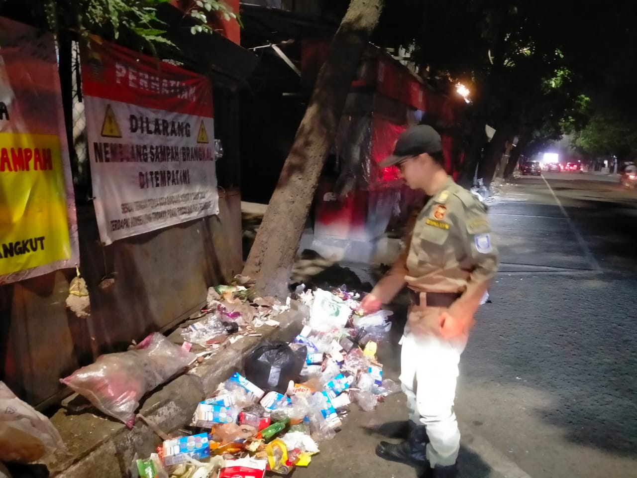 8) Monitoring dan Pencegahan Pembuangan Sampah di JL Ahmad Yani oleh Piket Sat Linmas Cicadas Babinsa dan Binmaspol (12)