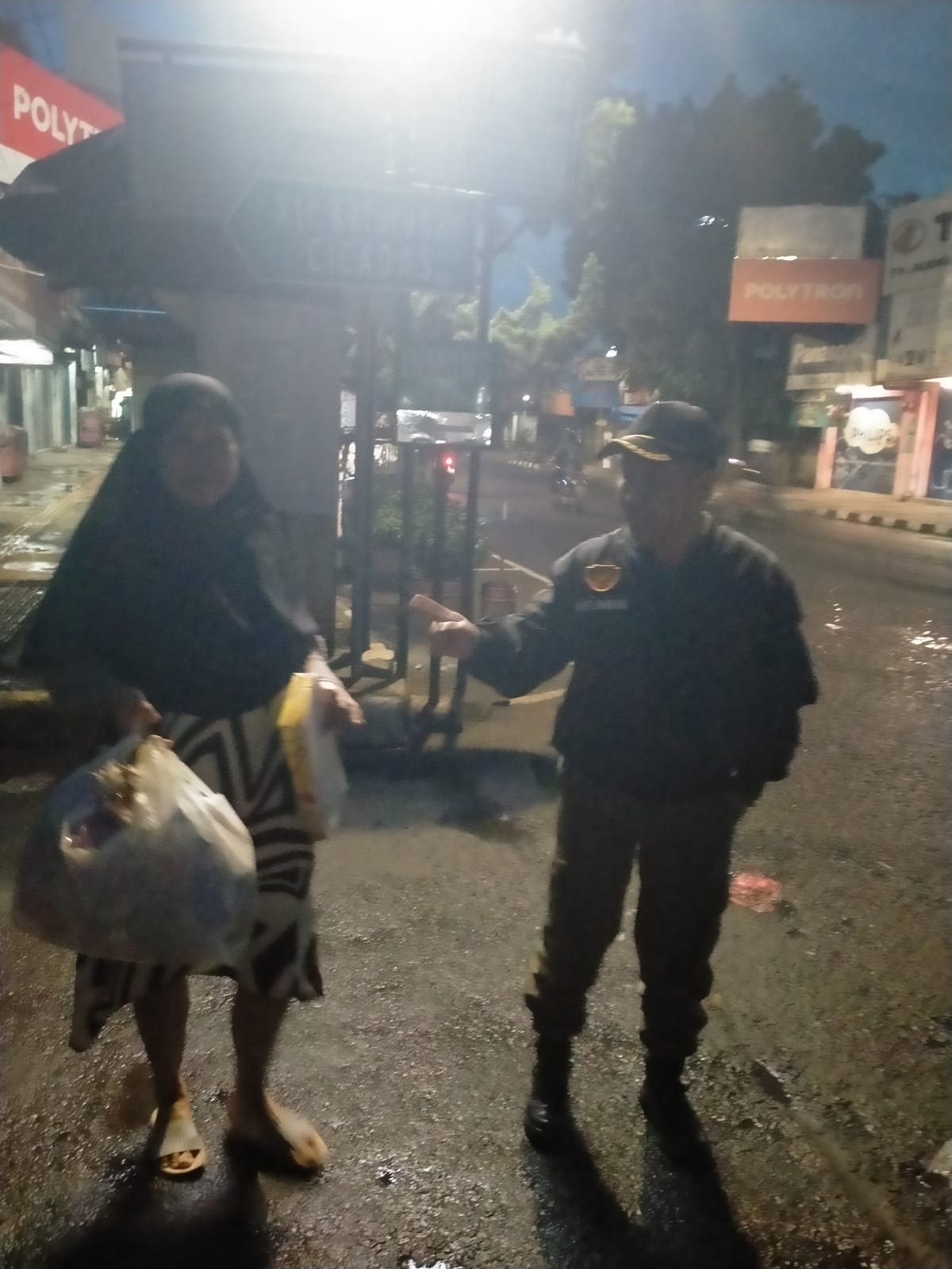 8) Monitoring dan Pencegahan Pembuangan Sampah di JL Ahmad Yani oleh Piket Sat Linmas Cicadas Babinsa dan Binmaspol (13)