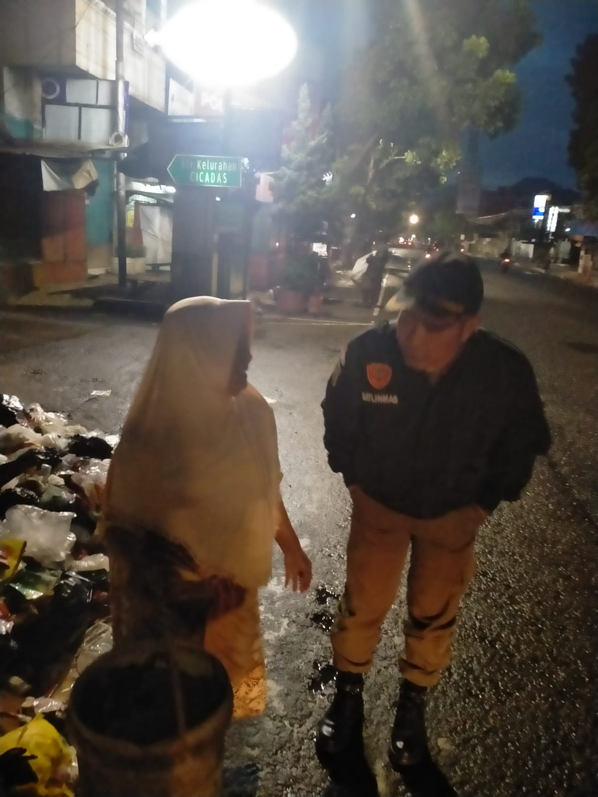 8) Monitoring dan Pencegahan Pembuangan Sampah di JL Ahmad Yani oleh Piket Sat Linmas Cicadas Babinsa dan Binmaspol (14)