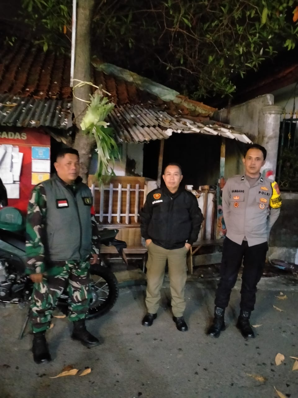 8) Monitoring dan Pencegahan Pembuangan Sampah di JL Ahmad Yani oleh Piket Sat Linmas Cicadas Babinsa dan Binmaspol (15)