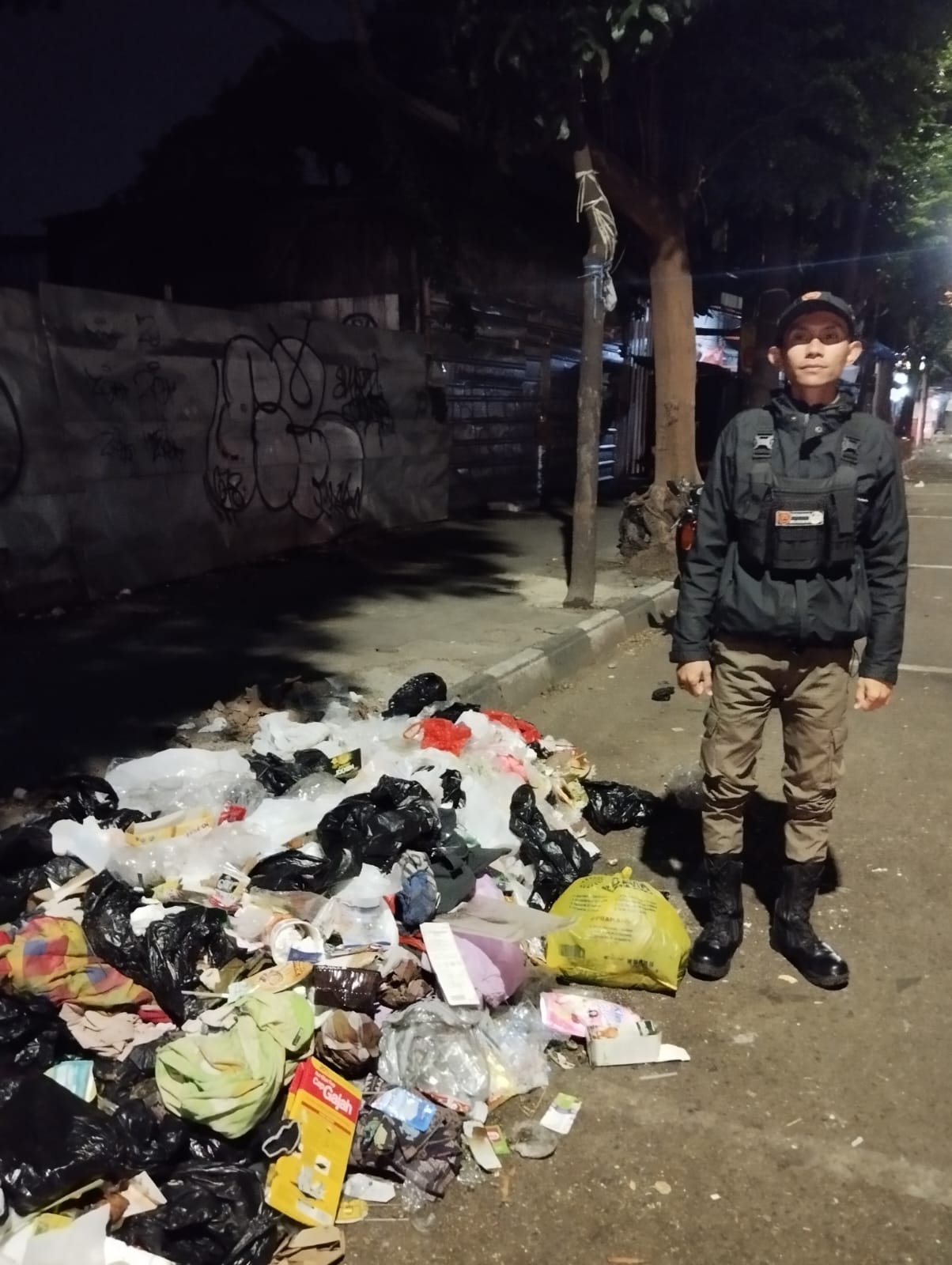 8) Monitoring dan Pencegahan Pembuangan Sampah di JL Ahmad Yani oleh Piket Sat Linmas Cicadas Babinsa dan Binmaspol (16)