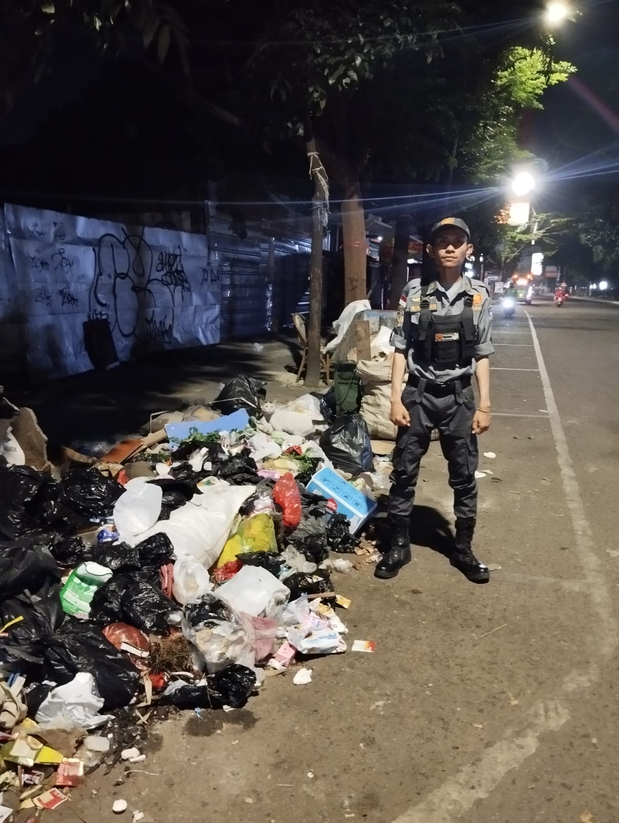8) Monitoring dan Pencegahan Pembuangan Sampah di JL Ahmad Yani oleh Piket Sat Linmas Cicadas Babinsa dan Binmaspol (2)