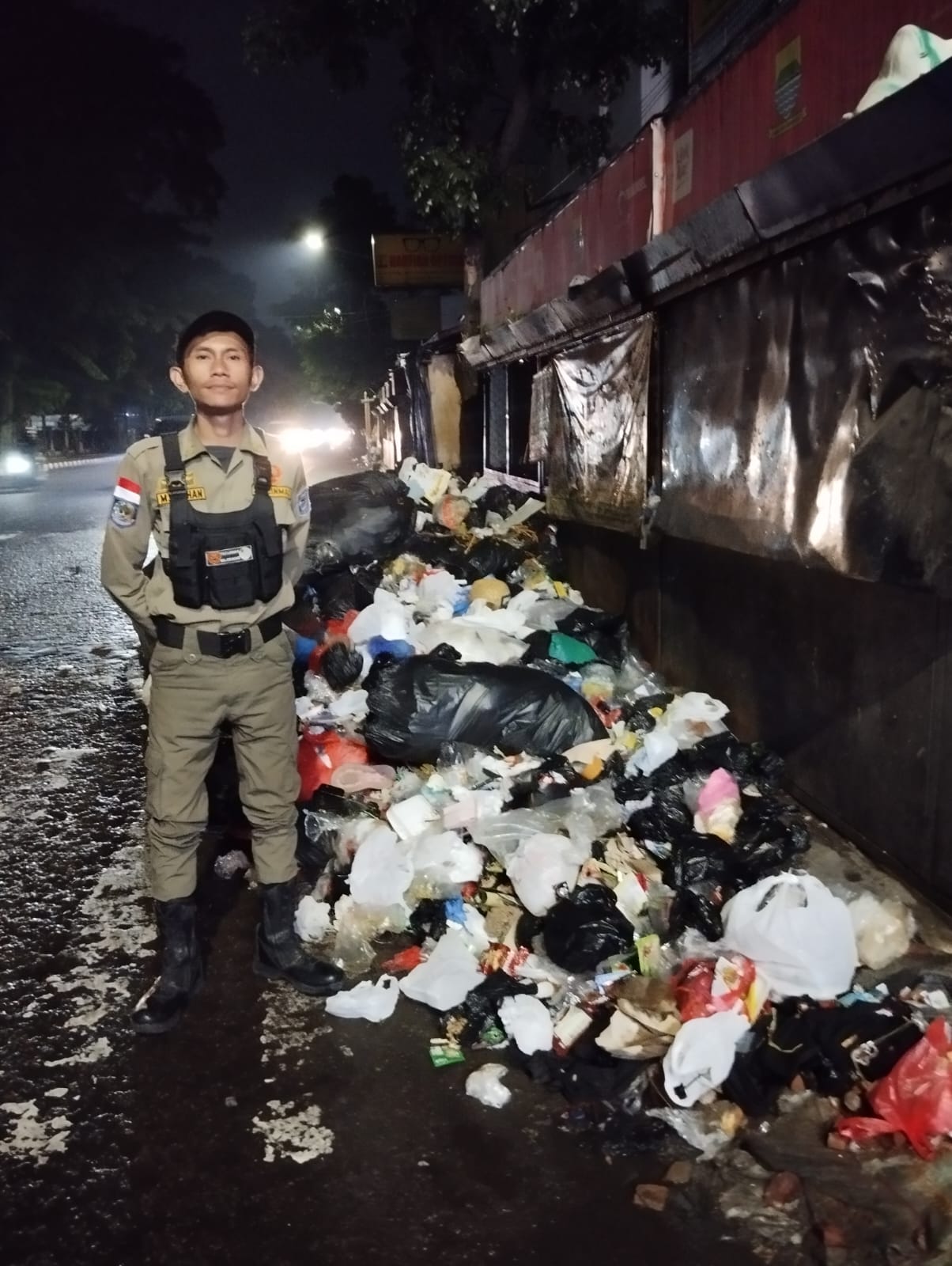 8) Monitoring dan Pencegahan Pembuangan Sampah di JL Ahmad Yani oleh Piket Sat Linmas Cicadas Babinsa dan Binmaspol (3)