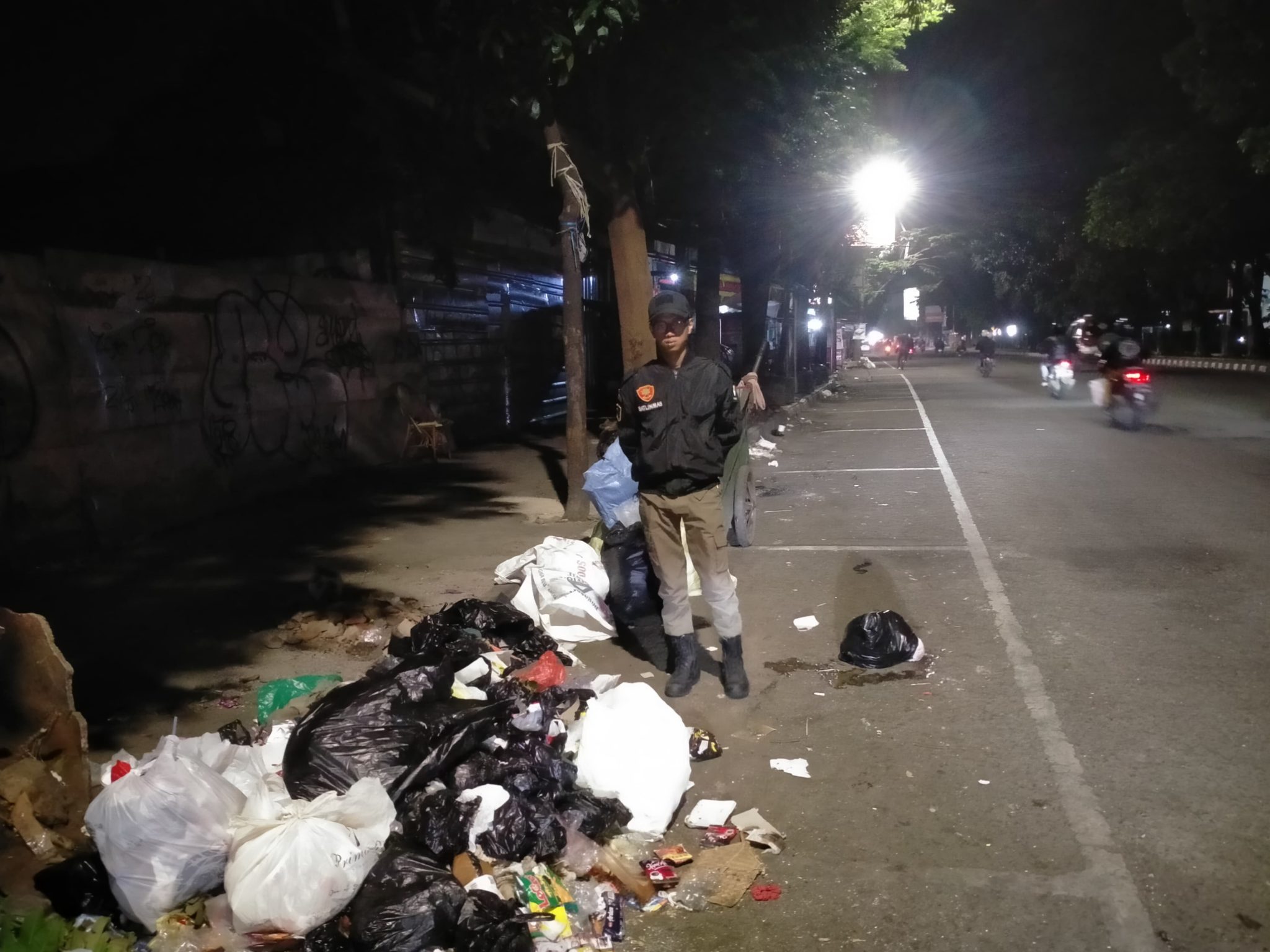 8) Monitoring dan Pencegahan Pembuangan Sampah di JL Ahmad Yani oleh Piket Sat Linmas Cicadas Babinsa dan Binmaspol (5)