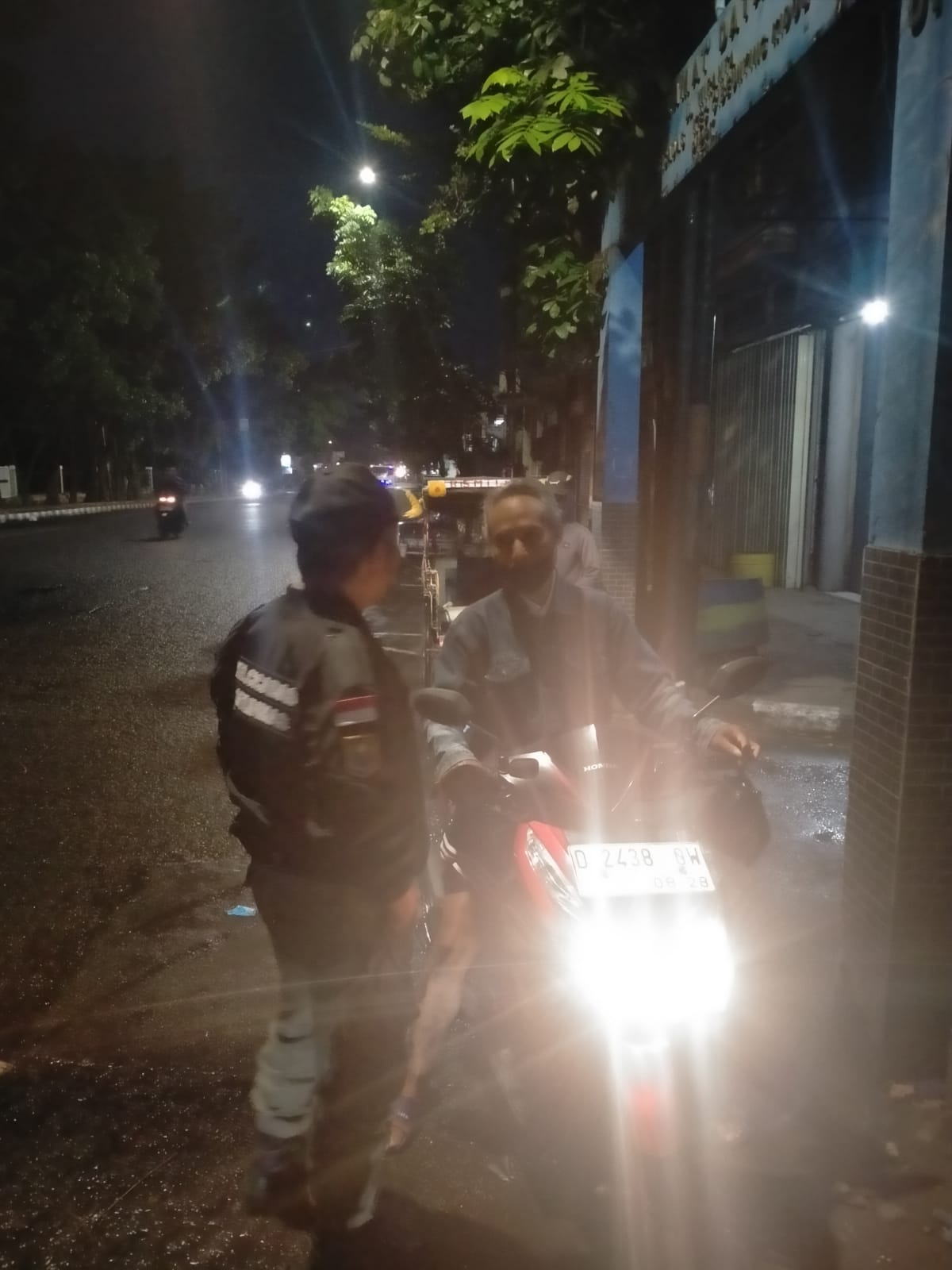 8) Monitoring dan Pencegahan Pembuangan Sampah di JL Ahmad Yani oleh Piket Sat Linmas Cicadas Babinsa dan Binmaspol (6)