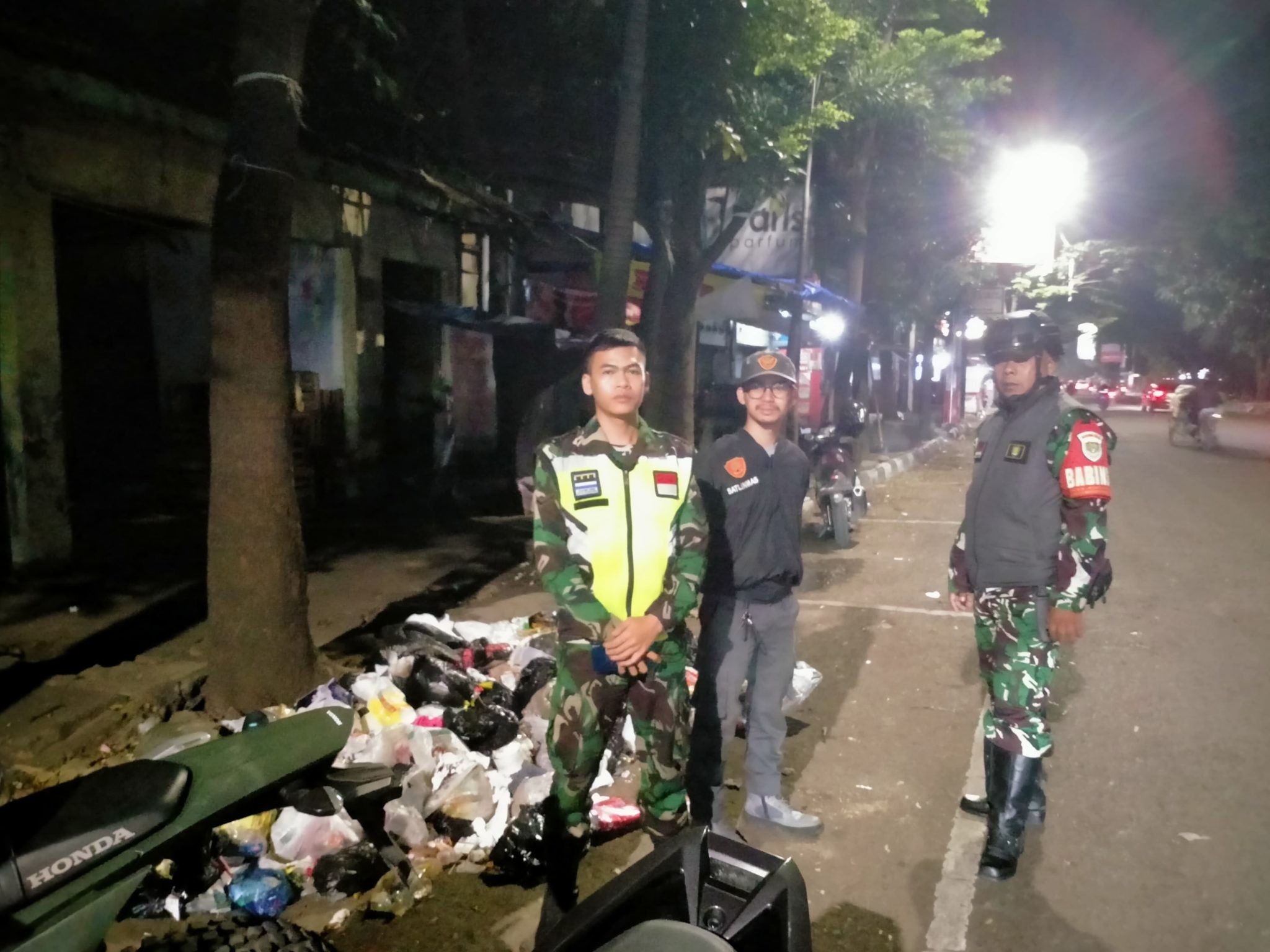 8) Monitoring dan Pencegahan Pembuangan Sampah di JL Ahmad Yani oleh Piket Sat Linmas Cicadas Babinsa dan Binmaspol (7)
