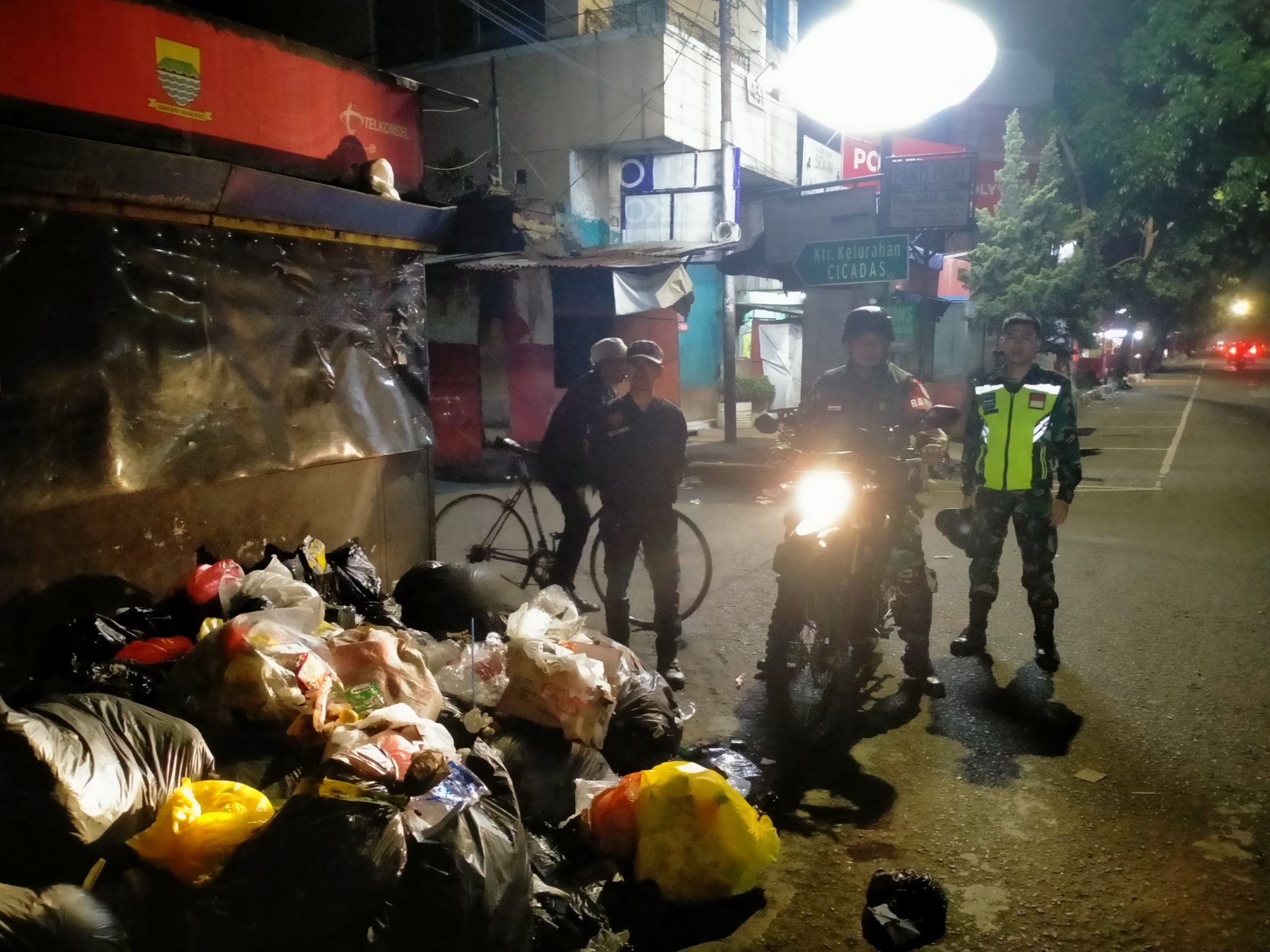 8) Monitoring dan Pencegahan Pembuangan Sampah di JL Ahmad Yani oleh Piket Sat Linmas Cicadas Babinsa dan Binmaspol (8)