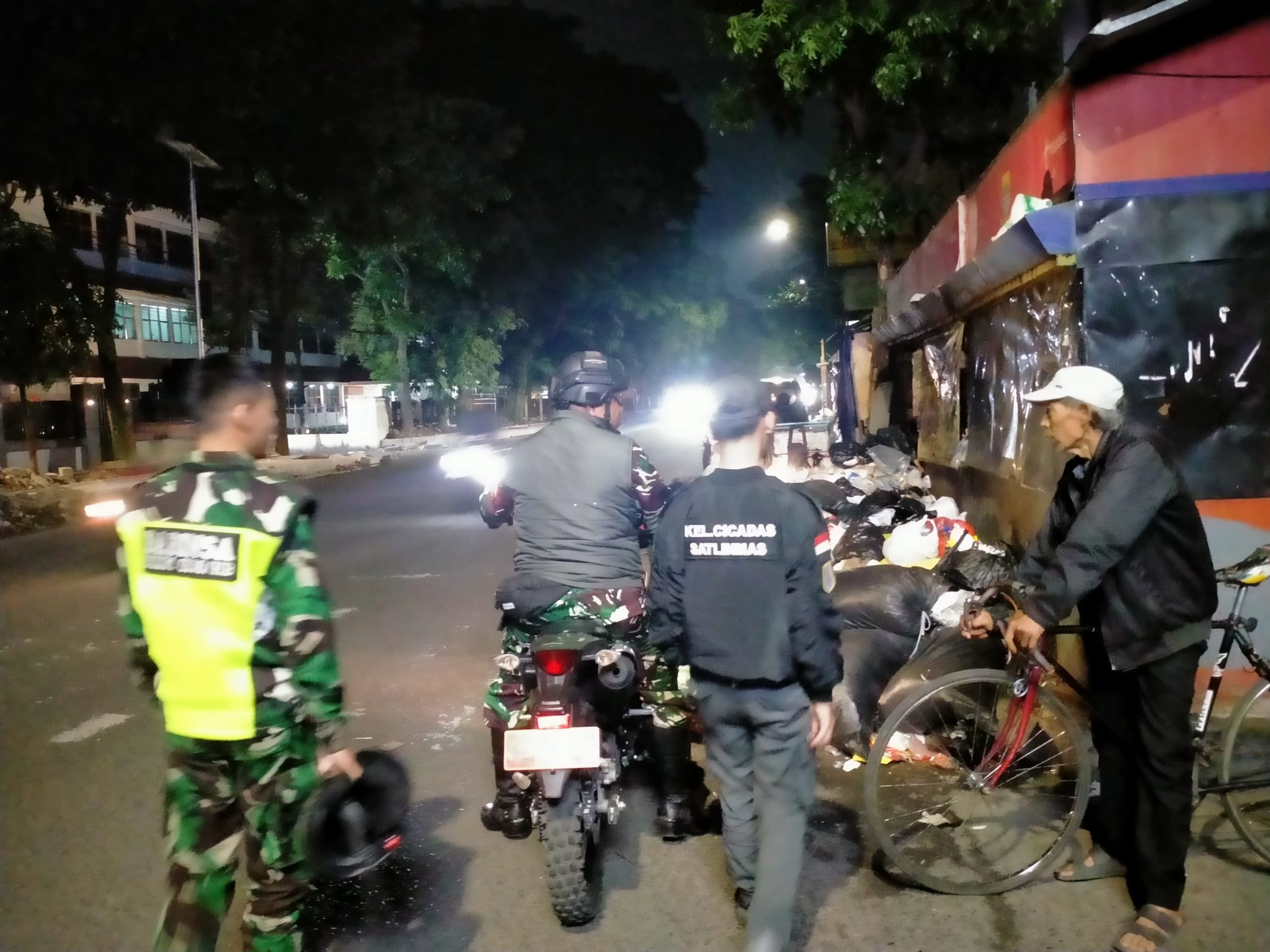 8) Monitoring dan Pencegahan Pembuangan Sampah di JL Ahmad Yani oleh Piket Sat Linmas Cicadas Babinsa dan Binmaspol (9)