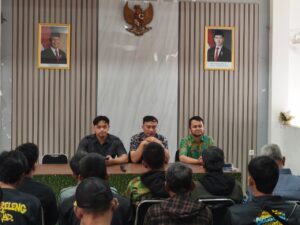 Read more about the article Pemberian Bantuan Seragam dari Anggota DPRD Kota Bandung