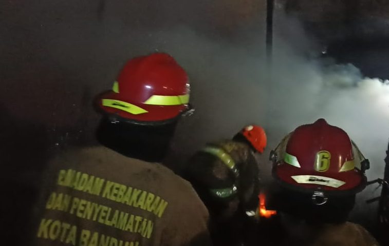 Read more about the article Rumah Terbakar di Cicendo, Seorang Warga Mengalami Luka Bakar